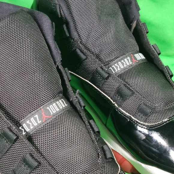 Nike Air Jordan Bred 11 Retro Size 10.5 Mens 378037-061 - Picture 10 of 10